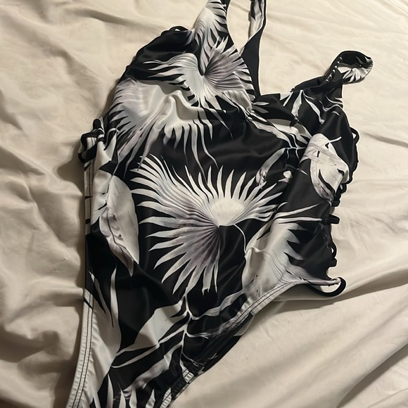 L Space Tropical Cutout One Piece - Picture 4 of 8